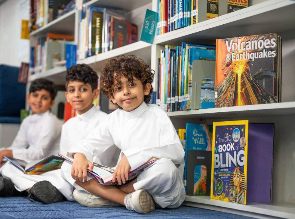 أطفالٌ يقرؤون في مكتبة